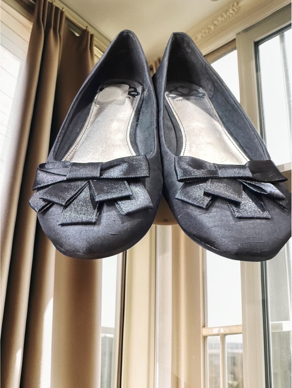 Fergalicious Sloane Black Bow Ballet Flats NWOT Memory Foam Coquette Sz 6